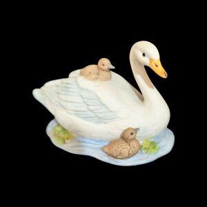 Vintage Homco Porcelain Swan Figurine With Ducklings Taiwan Collectible 1987